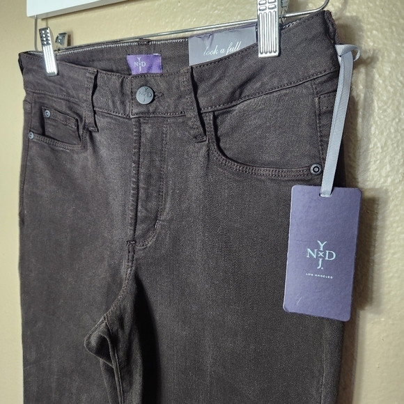 NYDJ Petite Straight Fit Brown Fleur De Lis Embellished Pocket Jeans-Size 6P NWT - Picture 2 of 12